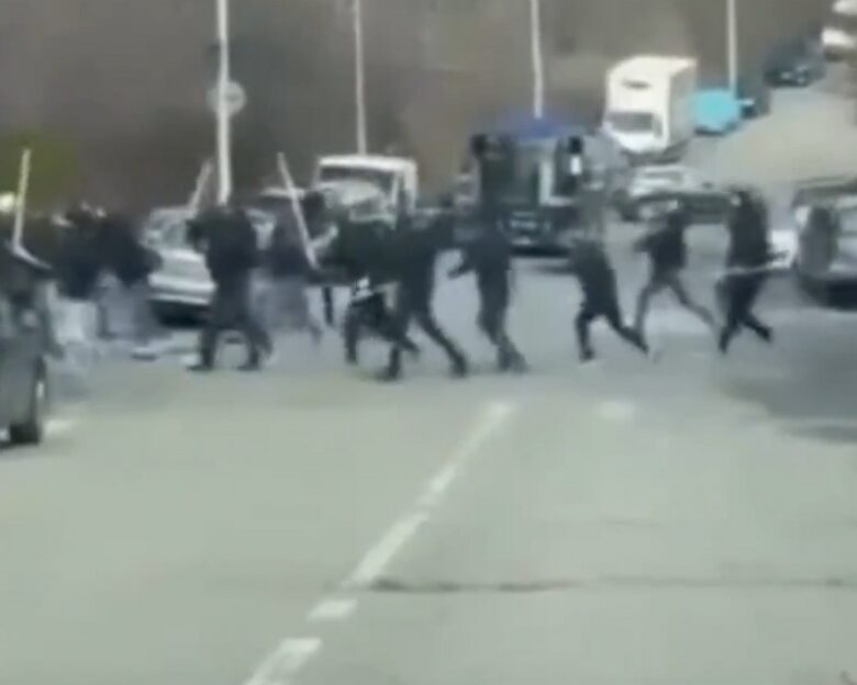 Ερυθρός Αστέρας – Παρτιζάν: Άγριο ξύλο και κανόνια νερού από την αστυνομία σε επεισόδια με χούλιγκαν