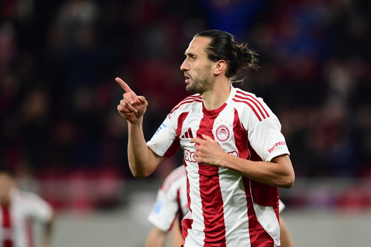 Ο Γιαζίτσι πανηγυρίζει το γκολ του