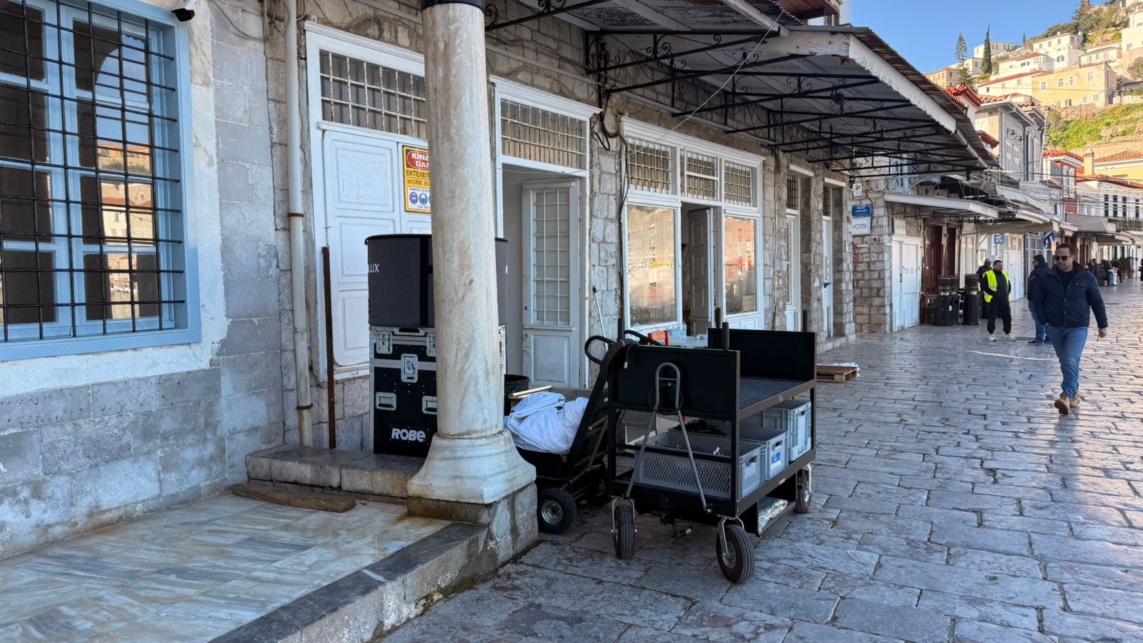 Γεμάτο το νησί με πράγματα του συνεργείου