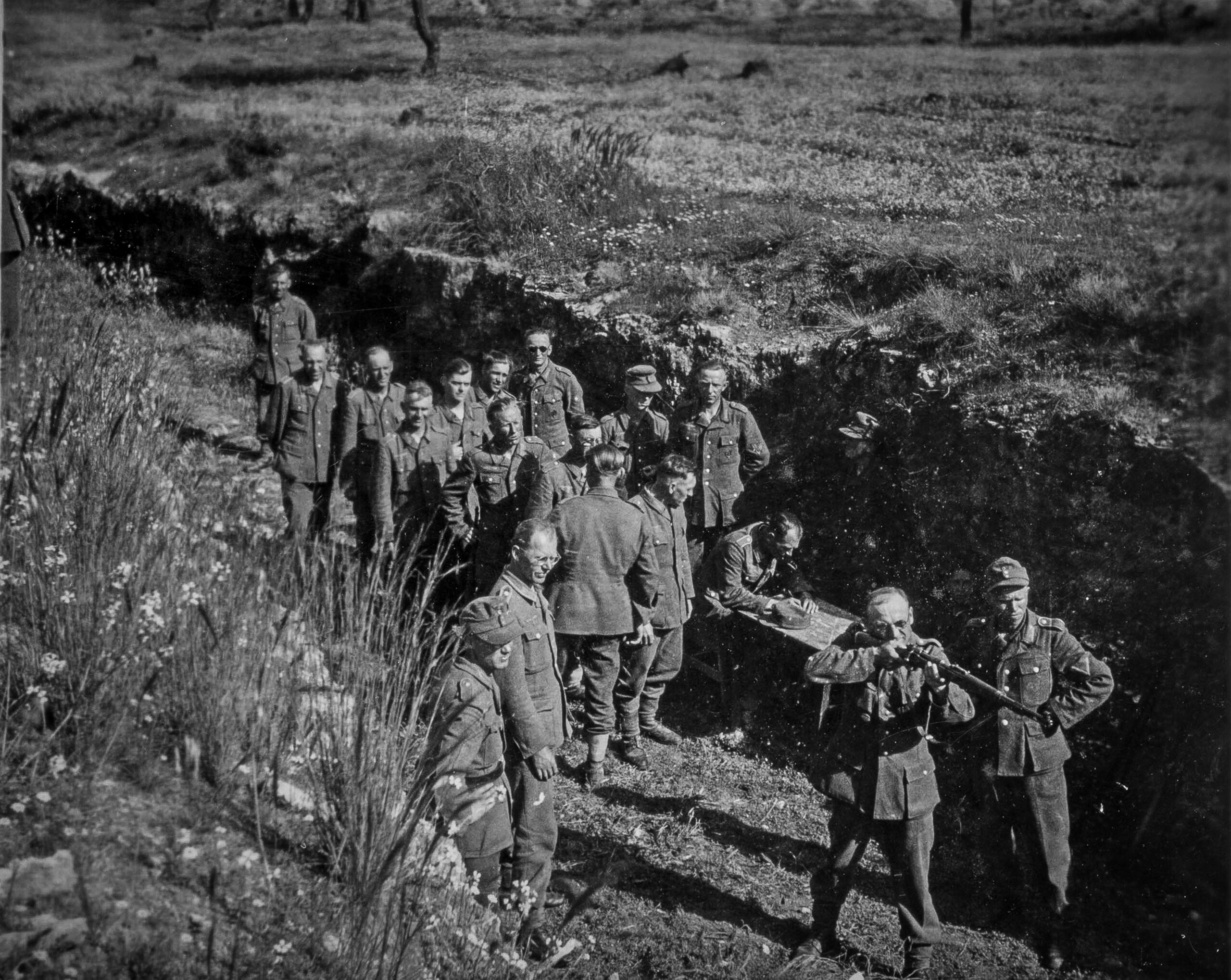 ΠΑΡΟΥΣΙΑΣΗ ΤΗΣ ΦΩΤΟΓΡΑΦΙΚΗΣ ΣΥΛΛΟΓΗΣ ΧΟΙΕΡ ΑΠΟ ΤΟ ΥΠΟΥΡΓΕΙΟ ΠΟΛΙΤΙΣΜΟΥ / ΕΚΤΕΛΕΣΗ ΤΩΝ 200 ΚΟΜΜΟΥΝΙΣΤΩΝ ΤΗΝ ΠΡΩΤΟΜΑΓΙΑ 1944 ΣΤΟ ΣΚΟΠΕΥΤΗΡΙΟ ΤΗΣ ΚΑΙΣΑΡΙΑΝΗΣ (ΑΝΤΙΓΡΑΦΗ ΤΑΤΙΑΝΑ ΜΠΟΛΑΡΗ/EUROKINISSI) Φωτογραφίες 200 της Καισαριανής