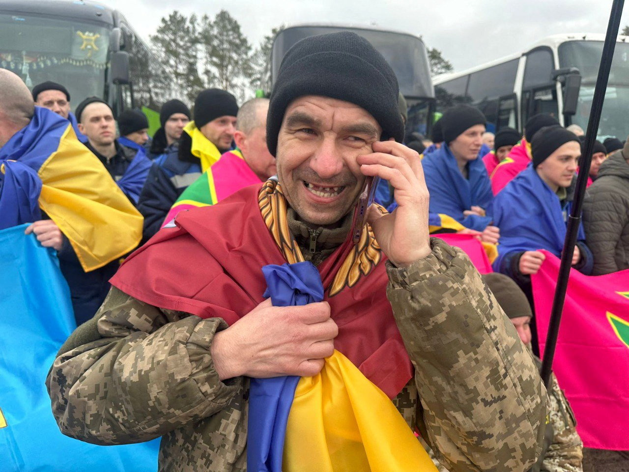 Ουκρανοί στρατιώτες κατά την ανταλλαγή με Ρώσους αιχμαλώτους πολέμου