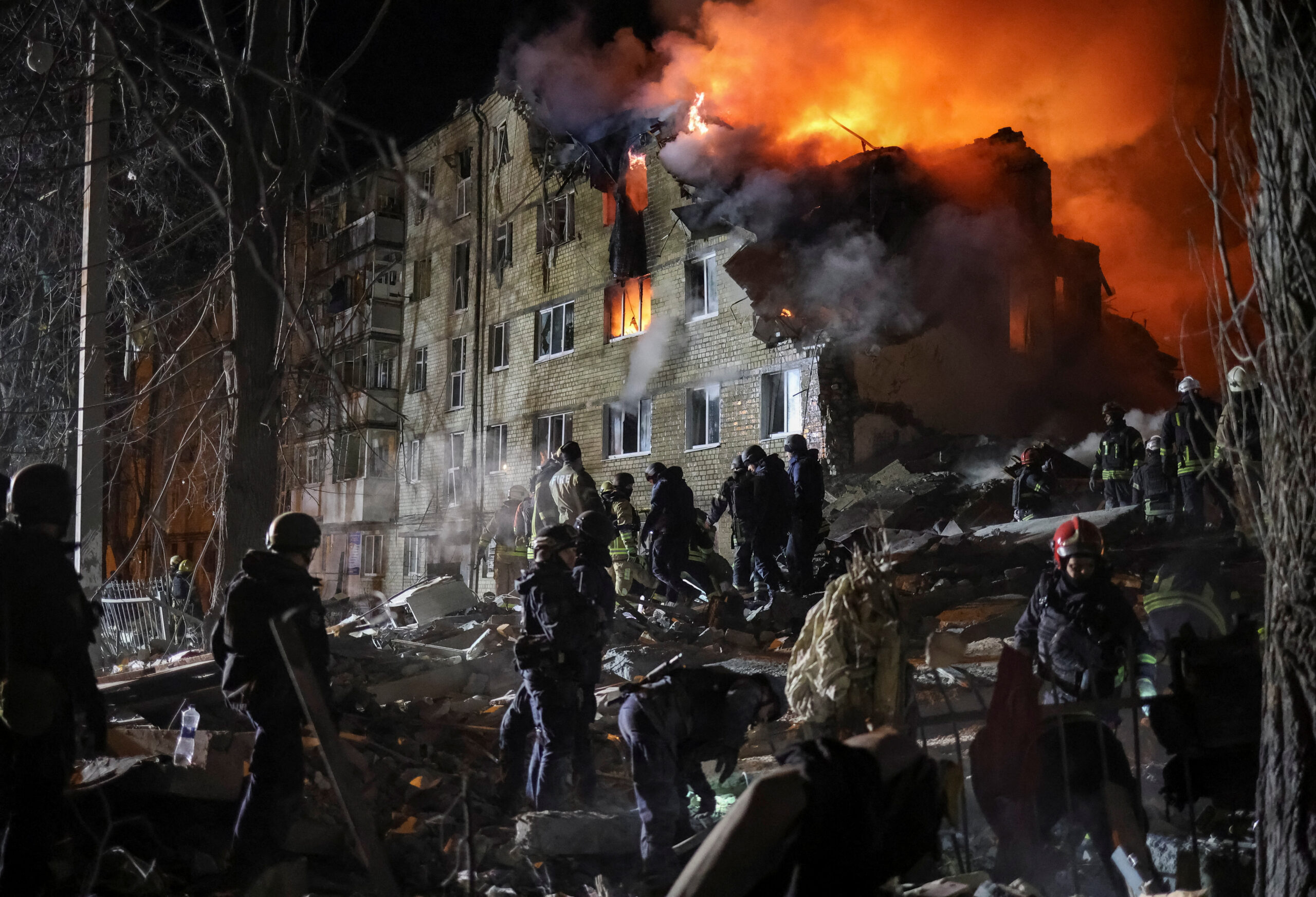 Rescuers carry a bag with the body of a person found under debris of an apartment building which was hit during overnight Russian missile strikes, amid Russia's attack on Ukraine, in Kharkiv, Ukraine March 7, 2026. REUTERS/Vyacheslav Madiyevskyy
