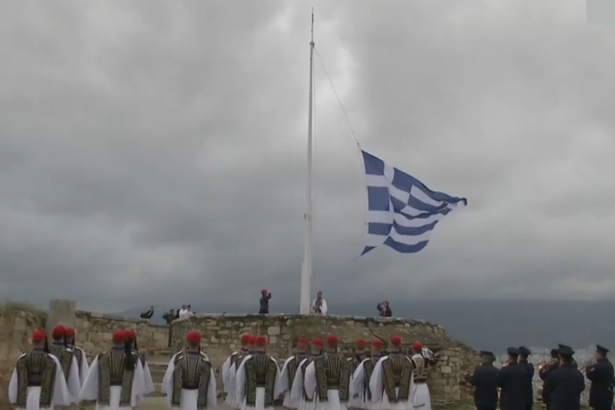 Η στιγμή της έπαρσης της Ελληνικής σημαίας