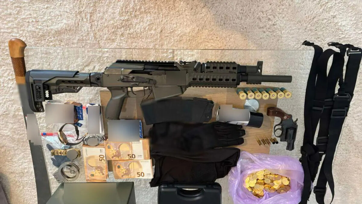 Από τη Διεύθυνση Αντιμετώπισης Οργανωμένου Εγκλήματος εξαρθρώθηκε εγκληματική οργάνωση, τα μέλη της οποίας δραστηριοποιούνταν στην εξαπάτηση πολιτών, με το πρόσχημα αγοραπωλησίας χρυσών λιρών σε τιμή χαμηλότερη της αγοραστικής τους αξίας. Για τον τερματισμό της δράσης τους, πραγματοποιήθηκε πρωινές ώρες χθες, 6 Μαρτίου 2026, στη Λάρισα, αστυνομική επιχείρηση του Τμήματος Δίωξης Εκβιαστών της Υποδιεύθυνσης Δίωξης Εγκλημάτων Κατά της Ζωής και της Ιδιοκτησίας, με τη συνδρομή της ειδικής επιχειρησιακής ομάδας της Υποδιεύθυνσης Πληροφοριών και Ειδικών Δράσεων, της Υποδιεύθυνσης Αντιμετώπισης Οργανωμένου Εγκλήματος Βορείου Ελλάδας και της Ειδικής Κατασταλτικής Αντιτρομοκρατικής Μονάδας, στο πλαίσιο της οποίας συνελήφθησαν -4- μέλη, που ανήκουν στην ίδια οικογένεια. Σε βάρος τους σχηματίστηκε δικογραφία για -κατά περίπτωση- εγκληματική οργάνωση που διαπράττει απάτες και εκβιάσεις τετελεσμένες και σε απόπειρα με συνολικό όφελος και προκληθείσα ζημία που υπερβαίνει το χρηματικό ποσό των 120.000 ευρώ, νομιμοποίηση εσόδων από εγκληματικές δραστηριότητες, παράβαση των νόμων για τα ναρκωτικά και τα όπλα, του νόμου που αφορά τα συμπληρώματα διατροφής, της καταπολέμησης της φαρμοκοδιέγερσης, καθώς και για κλοπή και ρευματοκλοπή. Όπως προέκυψε από την αστυνομική έρευνα, οι κατηγορούμενοι είχαν συγκροτήσει δομημένη εγκληματική οργάνωση με διαρκή δράση, τουλάχιστον από την άνοιξη του 2021. Για να πετύχουν τον σκοπό τους, προσέγγιζαν τα θύματά τους και αφού παρουσιάζονταν ως άτομα μεγάλης οικονομικής επιφάνειας, επικαλούνταν δήθεν προσωρινή έλλειψη οικονομικής ρευστότητας. Ακολούθως, υπόσχονταν να πουλήσουν στα θύματά τους μεγάλες ποσότητες χρυσών λιρών σε τιμή κατά πολύ χαμηλότερη απ’ αυτή της αγοράς, παρουσιάζοντας τις συναλλαγές αυτές ως ιδιαίτερα συμφέρουσα επενδυτική ευκαιρία. Με τον τρόπο αυτό, κατάφερναν να αποσπούν μεγάλα χρηματικά ποσά για την αγορά των λιρών, τις οποίες ωστόσο ουδέποτε παρέδιδαν στους αγοραστές, επικαλούμενοι διάφορες ψευδείς προφάσεις. Όταν τα θύματα αντιλαμβάνονταν την απάτη και απαιτούσαν την επιστροφή των χρημάτων τους, οι κατηγορούμενοι προέβαιναν σε απειλές σε βάρος της ζωής, της σωματικής ακεραιότητας και της περιουσίας τους, ενώ σε ορισμένες περιπτώσεις τους απειλούσαν επιδεικνύοντας όπλα. Κατά την επιχείρηση, πραγματοποιήθηκαν έρευνες στις οικίες των κατηγορούμενων, όπου βρέθηκαν λίρες αμφιβόλου γνησιότητας, όπλα, πολυτελή οχήματα, χρυσαφικά, ναρκωτικά και αναβολικά χάπια. Επιπλέον, συνελήφθη και ένα συγγενικό πρόσωπο των κατηγορούμενων, καθώς στην οικία του βρέθηκαν όπλα, φυσίγγια κ.α. αντικείμενα. Αναλυτικά, από τις έρευνες που πραγματοποιήθηκαν, βρέθηκαν και κατασχέθηκαν: -52.930- ευρώ, -2.267- λίρες αμφιβόλου γνησιότητας, -14- πολυτελή οχήματα και ένα κλεμμένο, -5- όπλα (περίστροφο, λυόκανο τυφέκιο, υποπολυβόλο, καραμπίνα, αεροβόλο πιστόλι) -7- ρολόγια, πλήθος από χρυσές αλυσίδες, δαχτυλίδια, σταυροί, μενταγιόν, τσάντες, πλήθος φυσιγγίων διαφορετικού διαμετρήματος, -9- γεμιστήρες και κουτί μεταφοράς πιστολιού, -13- αμπούλες διοξειδίου του άνθρακα, -43- ναρκωτικά και αναβολικά χάπια, -6- αμπούλες αναβολικής ουσίας, -6- κάμερες,-5- καταγραφικά, συσκευή γεωεντοπισμού, φορητός ηλεκτρονικός υπολογιστής, -12- κινητά τηλέφωνα, -3- αορτήρες, κουκούλα full-face, γάντια, χειροπέδες, ματσέτα, -2- ρόπαλα, -6- άδειες κατοχής όπλου και -3- συναλλαγματικές. Από την έως τώρα έρευνα έχουν εξιχνιαστεί -6- περιπτώσεις απάτης, με το παράνομο περιουσιακό όφελος που αποκόμισαν τα μέλη της εγκληματικής οργάνωσης να υπερβαίνει τα -1.093.000- ευρώ. Τα μέλη της εγκληματικής οργάνωσης, τα οποία έχουν απασχολήσει στο παρελθόν για παρόμοια και έτερα αδικήματα, οδηγούνται στην Εισαγγελία Πρωτοδικών Αθηνών, ενώ, για τον έτερο συλληφθέντα, σχηματίστηκε δικογραφία για παράβαση της νομοθεσίας περί όπλων από την Υποδιεύθυνση Δίωξης Εξιχνίασης Εγκλημάτων Λάρισας και θα οδηγηθεί στην Εισαγγελία Πρωτοδικών Λάρισας. Σάββατο 7 Μαρτίου 2026 (ΥΠΟΥΡΓΕΙΟ ΠΡΟΣΤΑΣΙΑΣ ΤΟΥ ΠΟΛΙΤΗ - ΓΡΑΦΕΙΟ ΕΝΗΜΕΡΩΣΗΣ & ΕΠΙΚΟΙΝΩΝΙΑΣ / EUROKINISSI)