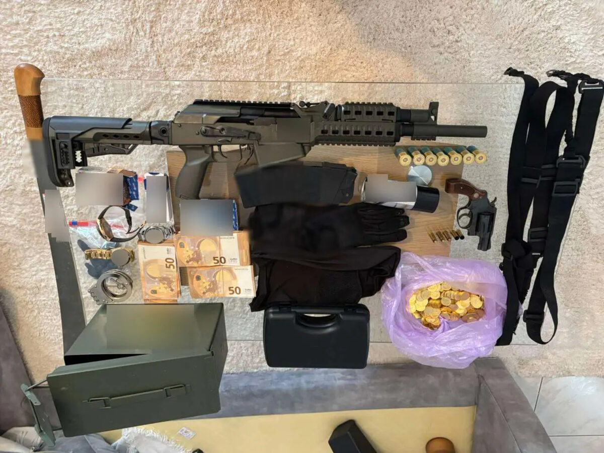 Από τη Διεύθυνση Αντιμετώπισης Οργανωμένου Εγκλήματος εξαρθρώθηκε εγκληματική οργάνωση, τα μέλη της οποίας δραστηριοποιούνταν στην εξαπάτηση πολιτών, με το πρόσχημα αγοραπωλησίας χρυσών λιρών σε τιμή χαμηλότερη της αγοραστικής τους αξίας. Για τον τερματισμό της δράσης τους, πραγματοποιήθηκε πρωινές ώρες χθες, 6 Μαρτίου 2026, στη Λάρισα, αστυνομική επιχείρηση του Τμήματος Δίωξης Εκβιαστών της Υποδιεύθυνσης Δίωξης Εγκλημάτων Κατά της Ζωής και της Ιδιοκτησίας, με τη συνδρομή της ειδικής επιχειρησιακής ομάδας της Υποδιεύθυνσης Πληροφοριών και Ειδικών Δράσεων, της Υποδιεύθυνσης Αντιμετώπισης Οργανωμένου Εγκλήματος Βορείου Ελλάδας και της Ειδικής Κατασταλτικής Αντιτρομοκρατικής Μονάδας, στο πλαίσιο της οποίας συνελήφθησαν -4- μέλη, που ανήκουν στην ίδια οικογένεια. Σε βάρος τους σχηματίστηκε δικογραφία για -κατά περίπτωση- εγκληματική οργάνωση που διαπράττει απάτες και εκβιάσεις τετελεσμένες και σε απόπειρα με συνολικό όφελος και προκληθείσα ζημία που υπερβαίνει το χρηματικό ποσό των 120.000 ευρώ, νομιμοποίηση εσόδων από εγκληματικές δραστηριότητες, παράβαση των νόμων για τα ναρκωτικά και τα όπλα, του νόμου που αφορά τα συμπληρώματα διατροφής, της καταπολέμησης της φαρμοκοδιέγερσης, καθώς και για κλοπή και ρευματοκλοπή. Όπως προέκυψε από την αστυνομική έρευνα, οι κατηγορούμενοι είχαν συγκροτήσει δομημένη εγκληματική οργάνωση με διαρκή δράση, τουλάχιστον από την άνοιξη του 2021. Για να πετύχουν τον σκοπό τους, προσέγγιζαν τα θύματά τους και αφού παρουσιάζονταν ως άτομα μεγάλης οικονομικής επιφάνειας, επικαλούνταν δήθεν προσωρινή έλλειψη οικονομικής ρευστότητας. Ακολούθως, υπόσχονταν να πουλήσουν στα θύματά τους μεγάλες ποσότητες χρυσών λιρών σε τιμή κατά πολύ χαμηλότερη απ’ αυτή της αγοράς, παρουσιάζοντας τις συναλλαγές αυτές ως ιδιαίτερα συμφέρουσα επενδυτική ευκαιρία. Με τον τρόπο αυτό, κατάφερναν να αποσπούν μεγάλα χρηματικά ποσά για την αγορά των λιρών, τις οποίες ωστόσο ουδέποτε παρέδιδαν στους αγοραστές, επικαλούμενοι διάφορες ψευδείς προφάσεις. Όταν τα θύματα αντιλαμβάνονταν την απάτη και απαιτούσαν την επιστροφή των χρημάτων τους, οι κατηγορούμενοι προέβαιναν σε απειλές σε βάρος της ζωής, της σωματικής ακεραιότητας και της περιουσίας τους, ενώ σε ορισμένες περιπτώσεις τους απειλούσαν επιδεικνύοντας όπλα. Κατά την επιχείρηση, πραγματοποιήθηκαν έρευνες στις οικίες των κατηγορούμενων, όπου βρέθηκαν λίρες αμφιβόλου γνησιότητας, όπλα, πολυτελή οχήματα, χρυσαφικά, ναρκωτικά και αναβολικά χάπια. Επιπλέον, συνελήφθη και ένα συγγενικό πρόσωπο των κατηγορούμενων, καθώς στην οικία του βρέθηκαν όπλα, φυσίγγια κ.α. αντικείμενα. Αναλυτικά, από τις έρευνες που πραγματοποιήθηκαν, βρέθηκαν και κατασχέθηκαν: -52.930- ευρώ, -2.267- λίρες αμφιβόλου γνησιότητας, -14- πολυτελή οχήματα και ένα κλεμμένο, -5- όπλα (περίστροφο, λυόκανο τυφέκιο, υποπολυβόλο, καραμπίνα, αεροβόλο πιστόλι) -7- ρολόγια, πλήθος από χρυσές αλυσίδες, δαχτυλίδια, σταυροί, μενταγιόν, τσάντες, πλήθος φυσιγγίων διαφορετικού διαμετρήματος, -9- γεμιστήρες και κουτί μεταφοράς πιστολιού, -13- αμπούλες διοξειδίου του άνθρακα, -43- ναρκωτικά και αναβολικά χάπια, -6- αμπούλες αναβολικής ουσίας, -6- κάμερες,-5- καταγραφικά, συσκευή γεωεντοπισμού, φορητός ηλεκτρονικός υπολογιστής, -12- κινητά τηλέφωνα, -3- αορτήρες, κουκούλα full-face, γάντια, χειροπέδες, ματσέτα, -2- ρόπαλα, -6- άδειες κατοχής όπλου και -3- συναλλαγματικές. Από την έως τώρα έρευνα έχουν εξιχνιαστεί -6- περιπτώσεις απάτης, με το παράνομο περιουσιακό όφελος που αποκόμισαν τα μέλη της εγκληματικής οργάνωσης να υπερβαίνει τα -1.093.000- ευρώ. Τα μέλη της εγκληματικής οργάνωσης, τα οποία έχουν απασχολήσει στο παρελθόν για παρόμοια και έτερα αδικήματα, οδηγούνται στην Εισαγγελία Πρωτοδικών Αθηνών, ενώ, για τον έτερο συλληφθέντα, σχηματίστηκε δικογραφία για παράβαση της νομοθεσίας περί όπλων από την Υποδιεύθυνση Δίωξης Εξιχνίασης Εγκλημάτων Λάρισας και θα οδηγηθεί στην Εισαγγελία Πρωτοδικών Λάρισας. Σάββατο 7 Μαρτίου 2026 (ΥΠΟΥΡΓΕΙΟ ΠΡΟΣΤΑΣΙΑΣ ΤΟΥ ΠΟΛΙΤΗ - ΓΡΑΦΕΙΟ ΕΝΗΜΕΡΩΣΗΣ & ΕΠΙΚΟΙΝΩΝΙΑΣ / EUROKINISSI)