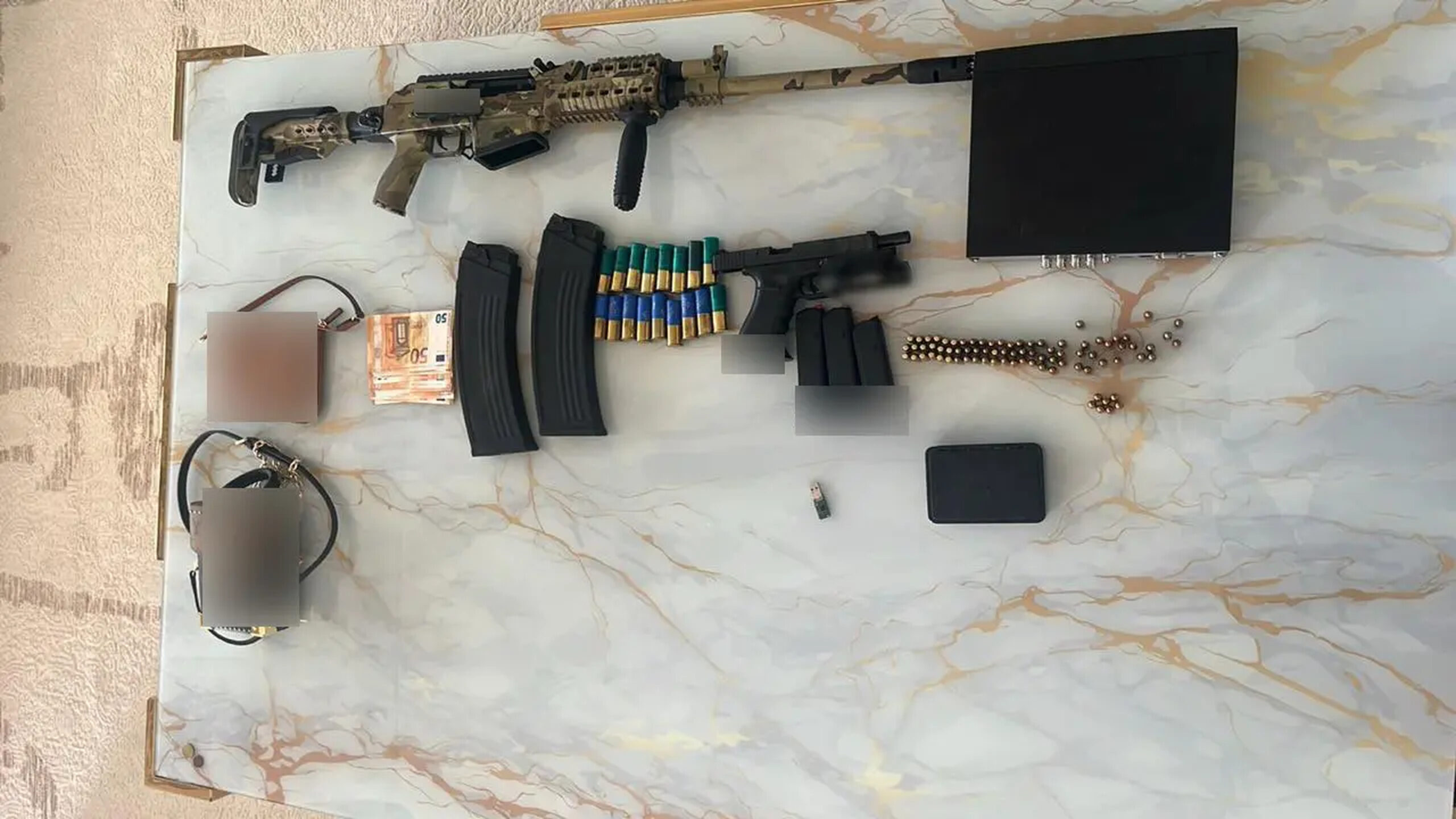 Από τη Διεύθυνση Αντιμετώπισης Οργανωμένου Εγκλήματος εξαρθρώθηκε εγκληματική οργάνωση, τα μέλη της οποίας δραστηριοποιούνταν στην εξαπάτηση πολιτών, με το πρόσχημα αγοραπωλησίας χρυσών λιρών σε τιμή χαμηλότερη της αγοραστικής τους αξίας. Για τον τερματισμό της δράσης τους, πραγματοποιήθηκε πρωινές ώρες χθες, 6 Μαρτίου 2026, στη Λάρισα, αστυνομική επιχείρηση του Τμήματος Δίωξης Εκβιαστών της Υποδιεύθυνσης Δίωξης Εγκλημάτων Κατά της Ζωής και της Ιδιοκτησίας, με τη συνδρομή της ειδικής επιχειρησιακής ομάδας της Υποδιεύθυνσης Πληροφοριών και Ειδικών Δράσεων, της Υποδιεύθυνσης Αντιμετώπισης Οργανωμένου Εγκλήματος Βορείου Ελλάδας και της Ειδικής Κατασταλτικής Αντιτρομοκρατικής Μονάδας, στο πλαίσιο της οποίας συνελήφθησαν -4- μέλη, που ανήκουν στην ίδια οικογένεια. Σε βάρος τους σχηματίστηκε δικογραφία για -κατά περίπτωση- εγκληματική οργάνωση που διαπράττει απάτες και εκβιάσεις τετελεσμένες και σε απόπειρα με συνολικό όφελος και προκληθείσα ζημία που υπερβαίνει το χρηματικό ποσό των 120.000 ευρώ, νομιμοποίηση εσόδων από εγκληματικές δραστηριότητες, παράβαση των νόμων για τα ναρκωτικά και τα όπλα, του νόμου που αφορά τα συμπληρώματα διατροφής, της καταπολέμησης της φαρμοκοδιέγερσης, καθώς και για κλοπή και ρευματοκλοπή. Όπως προέκυψε από την αστυνομική έρευνα, οι κατηγορούμενοι είχαν συγκροτήσει δομημένη εγκληματική οργάνωση με διαρκή δράση, τουλάχιστον από την άνοιξη του 2021. Για να πετύχουν τον σκοπό τους, προσέγγιζαν τα θύματά τους και αφού παρουσιάζονταν ως άτομα μεγάλης οικονομικής επιφάνειας, επικαλούνταν δήθεν προσωρινή έλλειψη οικονομικής ρευστότητας. Ακολούθως, υπόσχονταν να πουλήσουν στα θύματά τους μεγάλες ποσότητες χρυσών λιρών σε τιμή κατά πολύ χαμηλότερη απ’ αυτή της αγοράς, παρουσιάζοντας τις συναλλαγές αυτές ως ιδιαίτερα συμφέρουσα επενδυτική ευκαιρία. Με τον τρόπο αυτό, κατάφερναν να αποσπούν μεγάλα χρηματικά ποσά για την αγορά των λιρών, τις οποίες ωστόσο ουδέποτε παρέδιδαν στους αγοραστές, επικαλούμενοι διάφορες ψευδείς προφάσεις. Όταν τα θύματα αντιλαμβάνονταν την απάτη και απαιτούσαν την επιστροφή των χρημάτων τους, οι κατηγορούμενοι προέβαιναν σε απειλές σε βάρος της ζωής, της σωματικής ακεραιότητας και της περιουσίας τους, ενώ σε ορισμένες περιπτώσεις τους απειλούσαν επιδεικνύοντας όπλα. Κατά την επιχείρηση, πραγματοποιήθηκαν έρευνες στις οικίες των κατηγορούμενων, όπου βρέθηκαν λίρες αμφιβόλου γνησιότητας, όπλα, πολυτελή οχήματα, χρυσαφικά, ναρκωτικά και αναβολικά χάπια. Επιπλέον, συνελήφθη και ένα συγγενικό πρόσωπο των κατηγορούμενων, καθώς στην οικία του βρέθηκαν όπλα, φυσίγγια κ.α. αντικείμενα. Αναλυτικά, από τις έρευνες που πραγματοποιήθηκαν, βρέθηκαν και κατασχέθηκαν: -52.930- ευρώ, -2.267- λίρες αμφιβόλου γνησιότητας, -14- πολυτελή οχήματα και ένα κλεμμένο, -5- όπλα (περίστροφο, λυόκανο τυφέκιο, υποπολυβόλο, καραμπίνα, αεροβόλο πιστόλι) -7- ρολόγια, πλήθος από χρυσές αλυσίδες, δαχτυλίδια, σταυροί, μενταγιόν, τσάντες, πλήθος φυσιγγίων διαφορετικού διαμετρήματος, -9- γεμιστήρες και κουτί μεταφοράς πιστολιού, -13- αμπούλες διοξειδίου του άνθρακα, -43- ναρκωτικά και αναβολικά χάπια, -6- αμπούλες αναβολικής ουσίας, -6- κάμερες,-5- καταγραφικά, συσκευή γεωεντοπισμού, φορητός ηλεκτρονικός υπολογιστής, -12- κινητά τηλέφωνα, -3- αορτήρες, κουκούλα full-face, γάντια, χειροπέδες, ματσέτα, -2- ρόπαλα, -6- άδειες κατοχής όπλου και -3- συναλλαγματικές. Από την έως τώρα έρευνα έχουν εξιχνιαστεί -6- περιπτώσεις απάτης, με το παράνομο περιουσιακό όφελος που αποκόμισαν τα μέλη της εγκληματικής οργάνωσης να υπερβαίνει τα -1.093.000- ευρώ. Τα μέλη της εγκληματικής οργάνωσης, τα οποία έχουν απασχολήσει στο παρελθόν για παρόμοια και έτερα αδικήματα, οδηγούνται στην Εισαγγελία Πρωτοδικών Αθηνών, ενώ, για τον έτερο συλληφθέντα, σχηματίστηκε δικογραφία για παράβαση της νομοθεσίας περί όπλων από την Υποδιεύθυνση Δίωξης Εξιχνίασης Εγκλημάτων Λάρισας και θα οδηγηθεί στην Εισαγγελία Πρωτοδικών Λάρισας. Σάββατο 7 Μαρτίου 2026 (ΥΠΟΥΡΓΕΙΟ ΠΡΟΣΤΑΣΙΑΣ ΤΟΥ ΠΟΛΙΤΗ - ΓΡΑΦΕΙΟ ΕΝΗΜΕΡΩΣΗΣ & ΕΠΙΚΟΙΝΩΝΙΑΣ / EUROKINISSI)