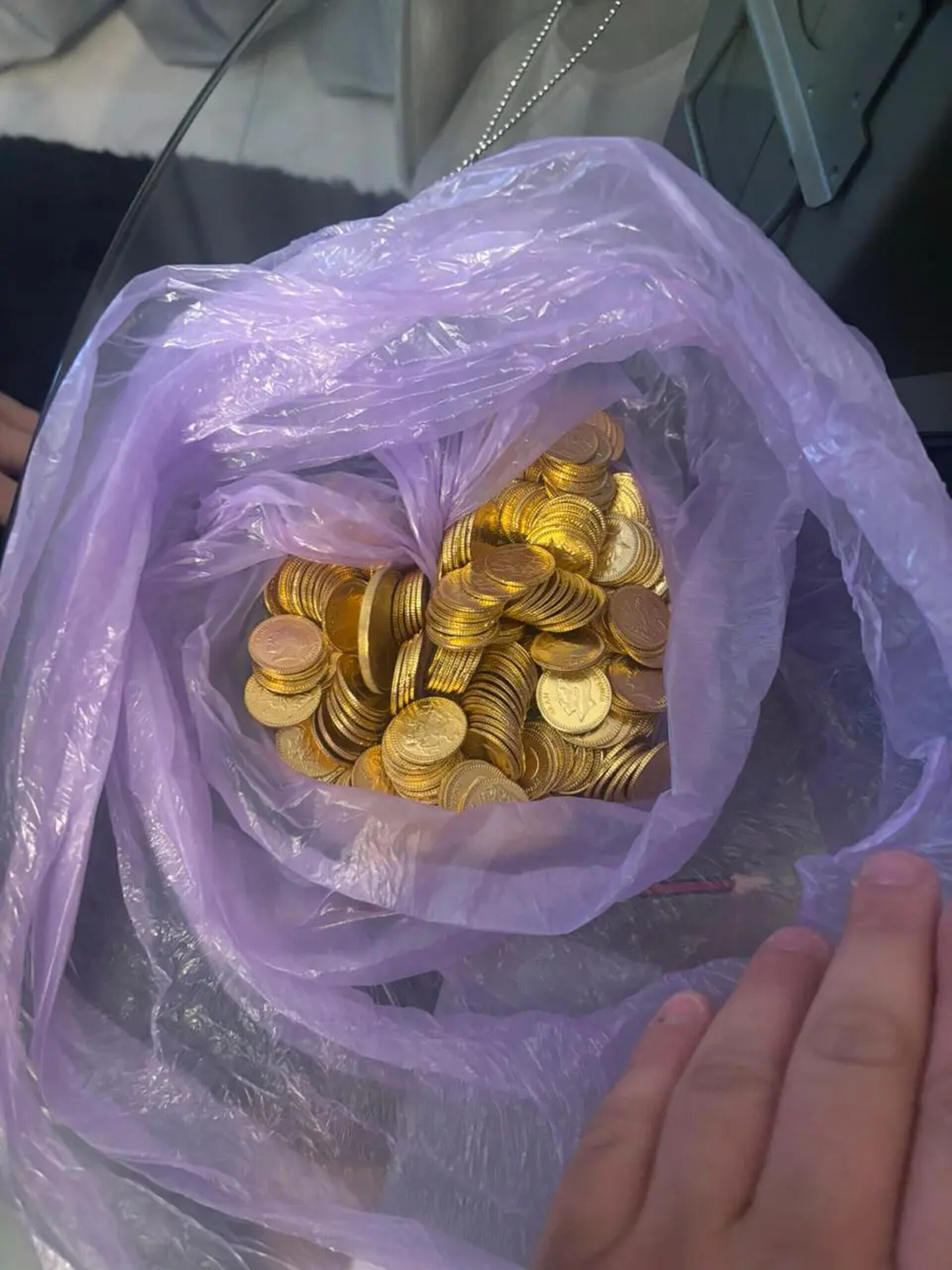 Από τη Διεύθυνση Αντιμετώπισης Οργανωμένου Εγκλήματος εξαρθρώθηκε εγκληματική οργάνωση, τα μέλη της οποίας δραστηριοποιούνταν στην εξαπάτηση πολιτών, με το πρόσχημα αγοραπωλησίας χρυσών λιρών σε τιμή χαμηλότερη της αγοραστικής τους αξίας. Για τον τερματισμό της δράσης τους, πραγματοποιήθηκε πρωινές ώρες χθες, 6 Μαρτίου 2026, στη Λάρισα, αστυνομική επιχείρηση του Τμήματος Δίωξης Εκβιαστών της Υποδιεύθυνσης Δίωξης Εγκλημάτων Κατά της Ζωής και της Ιδιοκτησίας, με τη συνδρομή της ειδικής επιχειρησιακής ομάδας της Υποδιεύθυνσης Πληροφοριών και Ειδικών Δράσεων, της Υποδιεύθυνσης Αντιμετώπισης Οργανωμένου Εγκλήματος Βορείου Ελλάδας και της Ειδικής Κατασταλτικής Αντιτρομοκρατικής Μονάδας, στο πλαίσιο της οποίας συνελήφθησαν -4- μέλη, που ανήκουν στην ίδια οικογένεια. Σε βάρος τους σχηματίστηκε δικογραφία για -κατά περίπτωση- εγκληματική οργάνωση που διαπράττει απάτες και εκβιάσεις τετελεσμένες και σε απόπειρα με συνολικό όφελος και προκληθείσα ζημία που υπερβαίνει το χρηματικό ποσό των 120.000 ευρώ, νομιμοποίηση εσόδων από εγκληματικές δραστηριότητες, παράβαση των νόμων για τα ναρκωτικά και τα όπλα, του νόμου που αφορά τα συμπληρώματα διατροφής, της καταπολέμησης της φαρμοκοδιέγερσης, καθώς και για κλοπή και ρευματοκλοπή. Όπως προέκυψε από την αστυνομική έρευνα, οι κατηγορούμενοι είχαν συγκροτήσει δομημένη εγκληματική οργάνωση με διαρκή δράση, τουλάχιστον από την άνοιξη του 2021. Για να πετύχουν τον σκοπό τους, προσέγγιζαν τα θύματά τους και αφού παρουσιάζονταν ως άτομα μεγάλης οικονομικής επιφάνειας, επικαλούνταν δήθεν προσωρινή έλλειψη οικονομικής ρευστότητας. Ακολούθως, υπόσχονταν να πουλήσουν στα θύματά τους μεγάλες ποσότητες χρυσών λιρών σε τιμή κατά πολύ χαμηλότερη απ’ αυτή της αγοράς, παρουσιάζοντας τις συναλλαγές αυτές ως ιδιαίτερα συμφέρουσα επενδυτική ευκαιρία. Με τον τρόπο αυτό, κατάφερναν να αποσπούν μεγάλα χρηματικά ποσά για την αγορά των λιρών, τις οποίες ωστόσο ουδέποτε παρέδιδαν στους αγοραστές, επικαλούμενοι διάφορες ψευδείς προφάσεις. Όταν τα θύματα αντιλαμβάνονταν την απάτη και απαιτούσαν την επιστροφή των χρημάτων τους, οι κατηγορούμενοι προέβαιναν σε απειλές σε βάρος της ζωής, της σωματικής ακεραιότητας και της περιουσίας τους, ενώ σε ορισμένες περιπτώσεις τους απειλούσαν επιδεικνύοντας όπλα. Κατά την επιχείρηση, πραγματοποιήθηκαν έρευνες στις οικίες των κατηγορούμενων, όπου βρέθηκαν λίρες αμφιβόλου γνησιότητας, όπλα, πολυτελή οχήματα, χρυσαφικά, ναρκωτικά και αναβολικά χάπια. Επιπλέον, συνελήφθη και ένα συγγενικό πρόσωπο των κατηγορούμενων, καθώς στην οικία του βρέθηκαν όπλα, φυσίγγια κ.α. αντικείμενα. Αναλυτικά, από τις έρευνες που πραγματοποιήθηκαν, βρέθηκαν και κατασχέθηκαν: -52.930- ευρώ, -2.267- λίρες αμφιβόλου γνησιότητας, -14- πολυτελή οχήματα και ένα κλεμμένο, -5- όπλα (περίστροφο, λυόκανο τυφέκιο, υποπολυβόλο, καραμπίνα, αεροβόλο πιστόλι) -7- ρολόγια, πλήθος από χρυσές αλυσίδες, δαχτυλίδια, σταυροί, μενταγιόν, τσάντες, πλήθος φυσιγγίων διαφορετικού διαμετρήματος, -9- γεμιστήρες και κουτί μεταφοράς πιστολιού, -13- αμπούλες διοξειδίου του άνθρακα, -43- ναρκωτικά και αναβολικά χάπια, -6- αμπούλες αναβολικής ουσίας, -6- κάμερες,-5- καταγραφικά, συσκευή γεωεντοπισμού, φορητός ηλεκτρονικός υπολογιστής, -12- κινητά τηλέφωνα, -3- αορτήρες, κουκούλα full-face, γάντια, χειροπέδες, ματσέτα, -2- ρόπαλα, -6- άδειες κατοχής όπλου και -3- συναλλαγματικές. Από την έως τώρα έρευνα έχουν εξιχνιαστεί -6- περιπτώσεις απάτης, με το παράνομο περιουσιακό όφελος που αποκόμισαν τα μέλη της εγκληματικής οργάνωσης να υπερβαίνει τα -1.093.000- ευρώ. Τα μέλη της εγκληματικής οργάνωσης, τα οποία έχουν απασχολήσει στο παρελθόν για παρόμοια και έτερα αδικήματα, οδηγούνται στην Εισαγγελία Πρωτοδικών Αθηνών, ενώ, για τον έτερο συλληφθέντα, σχηματίστηκε δικογραφία για παράβαση της νομοθεσίας περί όπλων από την Υποδιεύθυνση Δίωξης Εξιχνίασης Εγκλημάτων Λάρισας και θα οδηγηθεί στην Εισαγγελία Πρωτοδικών Λάρισας. Σάββατο 7 Μαρτίου 2026 (ΥΠΟΥΡΓΕΙΟ ΠΡΟΣΤΑΣΙΑΣ ΤΟΥ ΠΟΛΙΤΗ - ΓΡΑΦΕΙΟ ΕΝΗΜΕΡΩΣΗΣ & ΕΠΙΚΟΙΝΩΝΙΑΣ / EUROKINISSI)