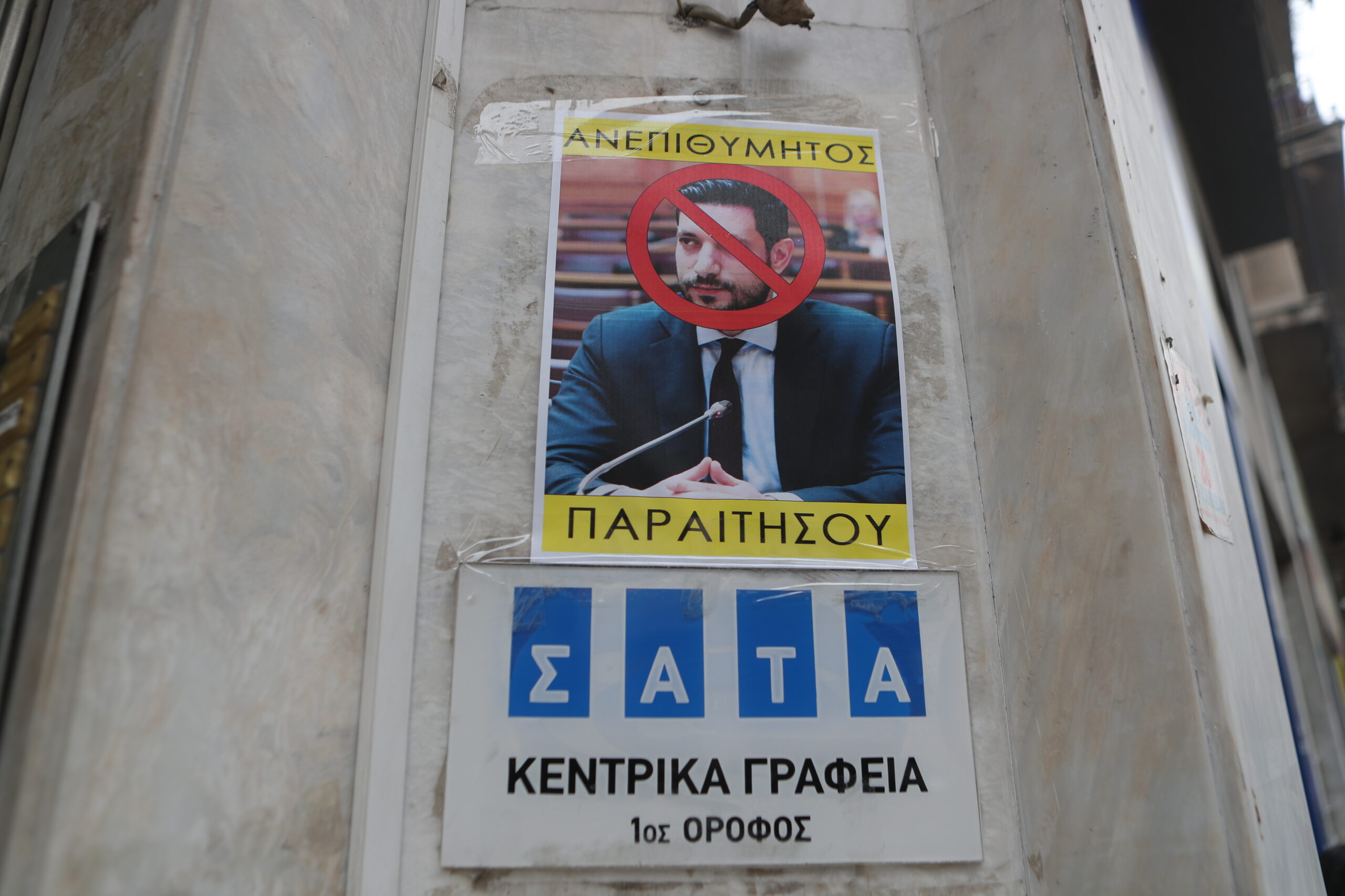 Απεργιακή συγκέντρωση αυτοκινητιστών ταξί της Αττικής, στα γραφεία του ΣΑΤΑ και πορεία στην πλατεία Συντάγματος, Τρίτη 17 Μαρτίου 2026. Οι επαγγελματίες αυτοκινητιστές αντιδρούν σε διατάξεις του νομοσχεδίου για την ηλεκτροκίνηση και ξεκίνησαν εικοσιτετράωρες, επαναλαμβανόμενες απεργιακές κινητοποιήσεις. Ανάμεσα στα αιτήματά τους είναι η παράταση του μέτρου για την ηλεκτροκίνηση που προωθεί το αρμόδιο υπουργείο μέχρι το 2035, καθότι υποστηρίζουν πως είναι πολύ ακριβά τα οχήματα και δεν υπάρχουν και οι υποδομές ώστε να καλυφθούν οι ανάγκες αυτών των οχημάτων. Στο επίκεντρο της αντιπαράθεσης με την κυβέρνηση είναι και το άρθρο 52 που αφορά τα επιβατικά ιδιωτικής χρήσης με οδηγό. Οι εκπρόσωποι των ταξί υποστηρίζουν πως αυτή η ρύθμιση, ανοίγει το δρόμο σε εταιρείες ενοικιαζομένων με οδηγό, δημιουργώντας, όπως λένε, συνθήκες αθέμιτου ανταγωνισμού καθώς θα πραγματοποιούν αστικές κούρσες. (ΣΩΤΗΡΗΣ ΔΗΜHΤΡΟΠΟΥΛΟΣ/EUROKINISSI)