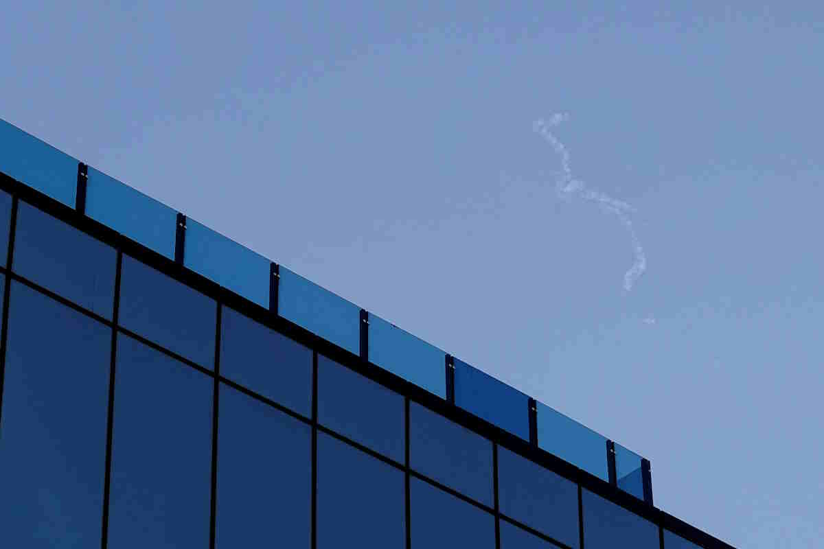 abu-dhabi-01032026 Ιρανικός πύραυλος αναχαιτίζεται πάνω από το Αμπού Ντάμπι των Ηνωμένων Αραβικών Εμιράτων / REUTERS / Φωτογραφία Amr Alfiky