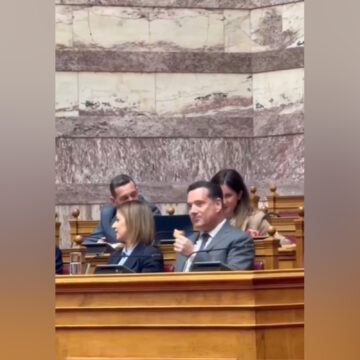 Η Ζωή Κωνσταντοπούλου δημοσίευσε το βίντεο με τον Άδωνι Γεωργιάδη να τρώει κρακεράκια στη Βουλή