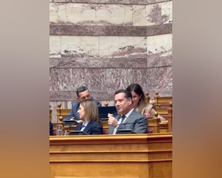 Η Ζωή Κωνσταντοπούλου δημοσίευσε το βίντεο με τον Άδωνι Γεωργιάδη να τρώει κρακεράκια στη Βουλή