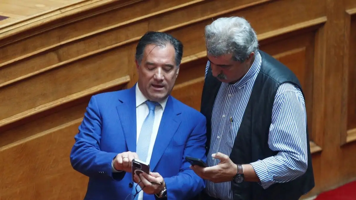 Ο Άδωνις Γεωργιάδης με τον Παύλο Πολάκη στη Βουλή