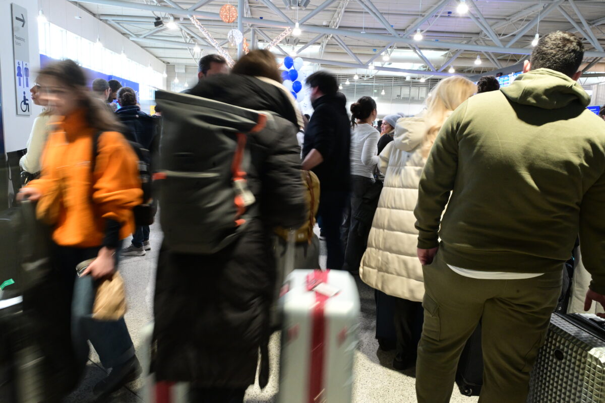 Εγκλωβισμένοι σε αεροδρόμιο