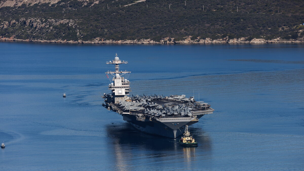 Το αμερικανικό αεροπλανοφόρο "USS Gerald R. Ford", το μεγαλύτερο στον κόσμο, αποπλέει από τον κόλπο της Σούδα της Κρήτης