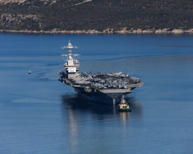 Το αμερικανικό αεροπλανοφόρο «USS Gerald R. Ford», το μεγαλύτερο στον κόσμο, στα νερά του κόλπου της Σούδας