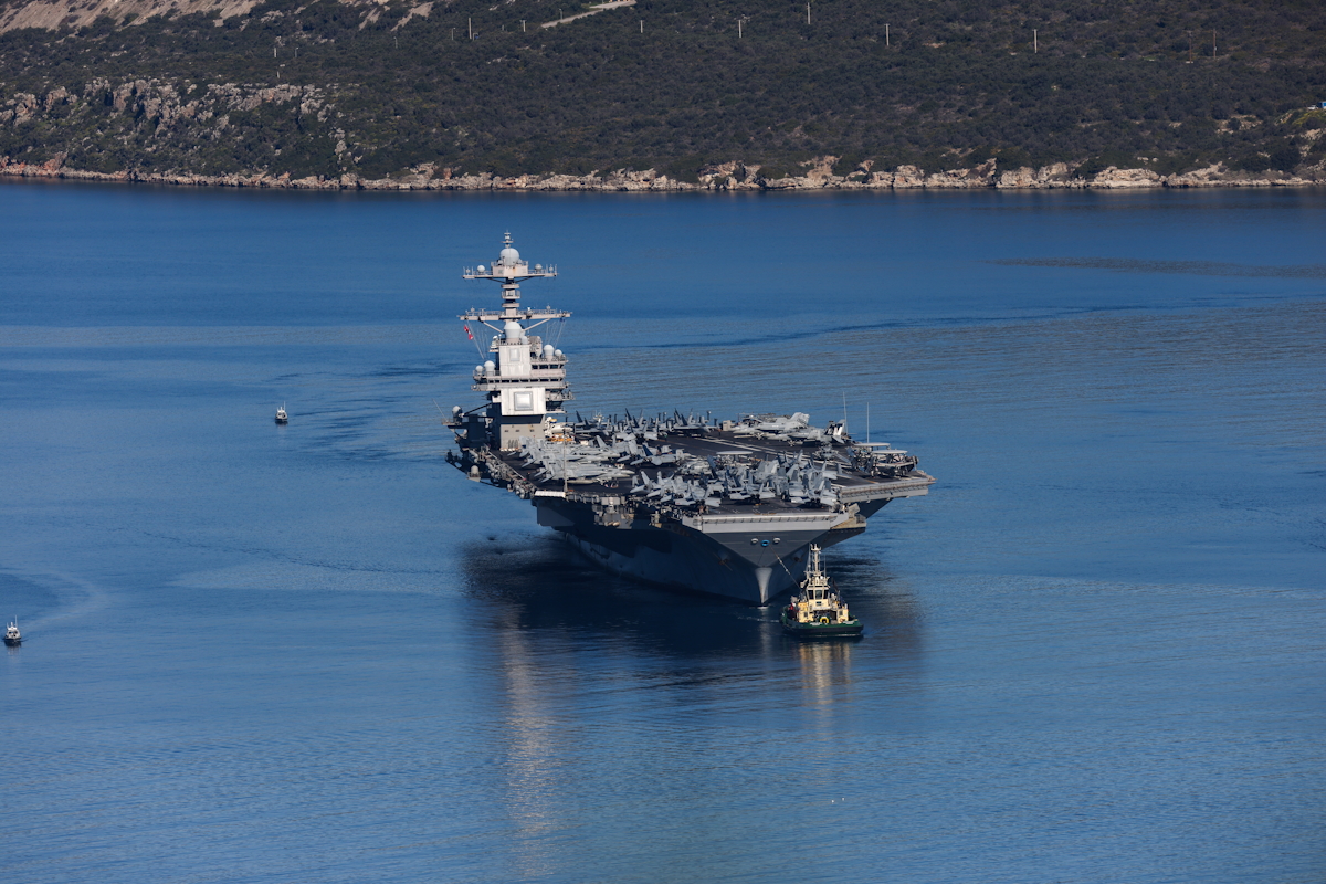 Το αμερικανικό αεροπλανοφόρο "USS Gerald R. Ford", το μεγαλύτερο στον κόσμο, αποπλέει από τον κόλπο της Σούδα της Κρήτης