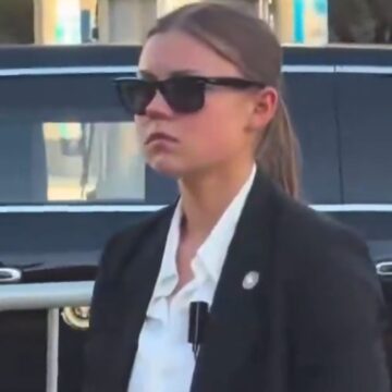 Viral η νεαρή ξανθιά πράκτορας του Τραμπ