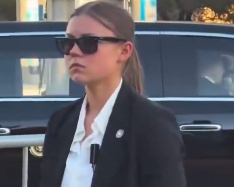 Viral η νεαρή ξανθιά πράκτορας του Τραμπ