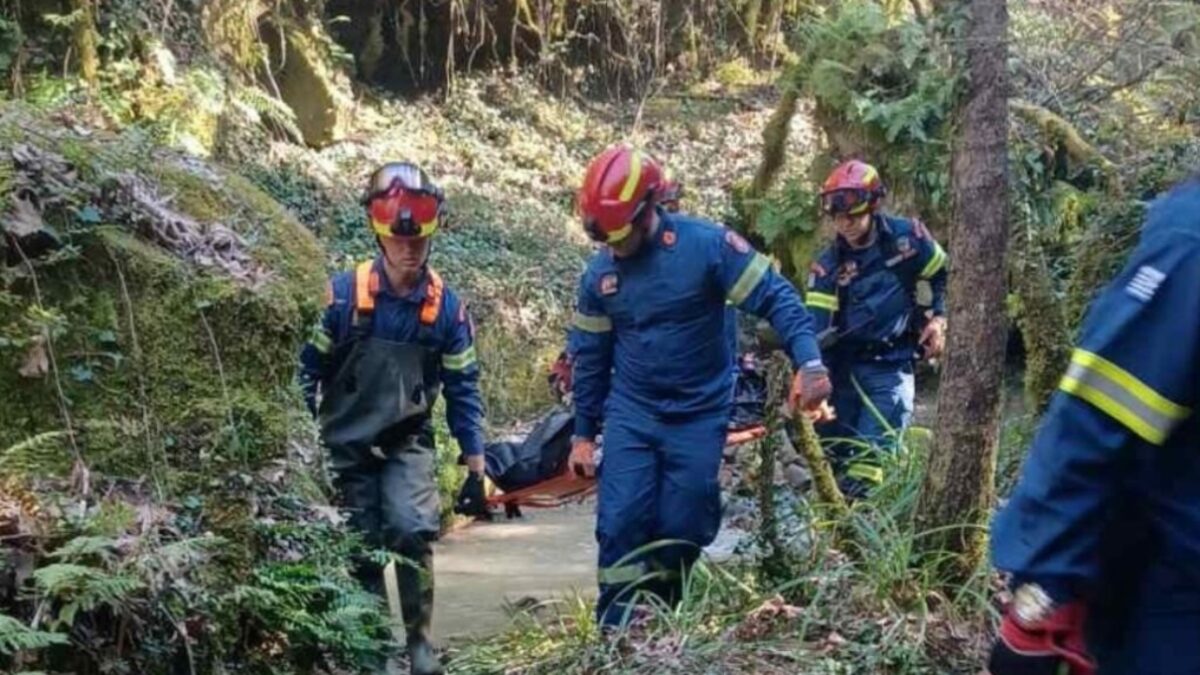 Πυροσβέστες μεταφέρουν άνθρωπο