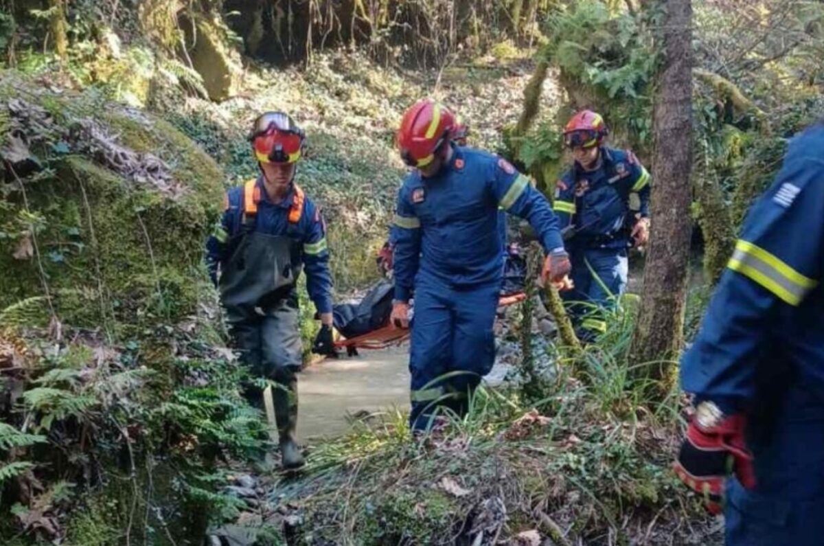Πυροσβέστες μεταφέρουν άνθρωπο