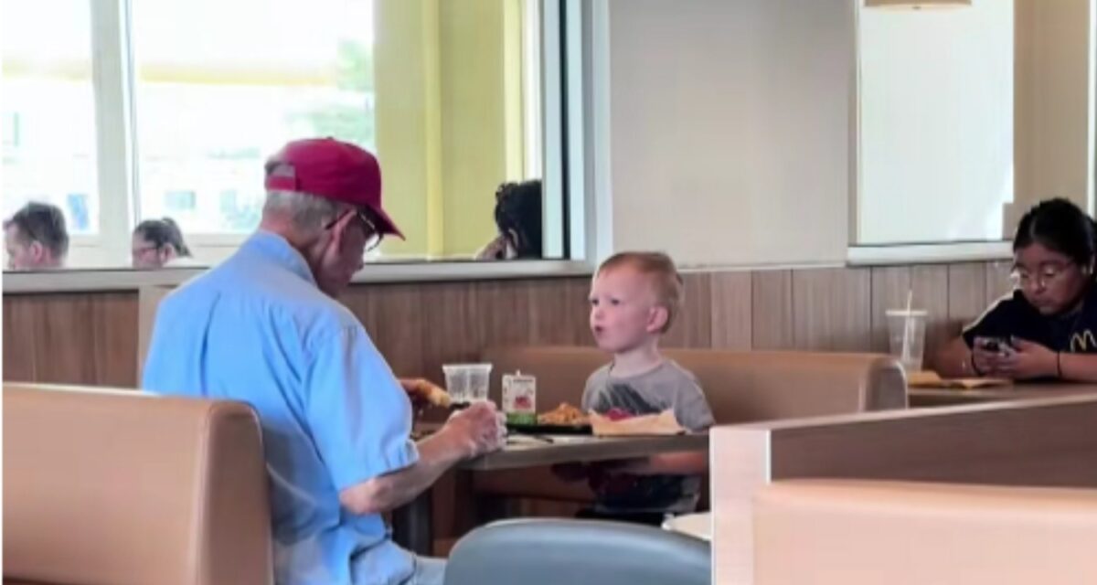 Αγοράκι κάνει παρέα σε ηλικιωμένο που τρώει μόνος του στα McDonald’s
