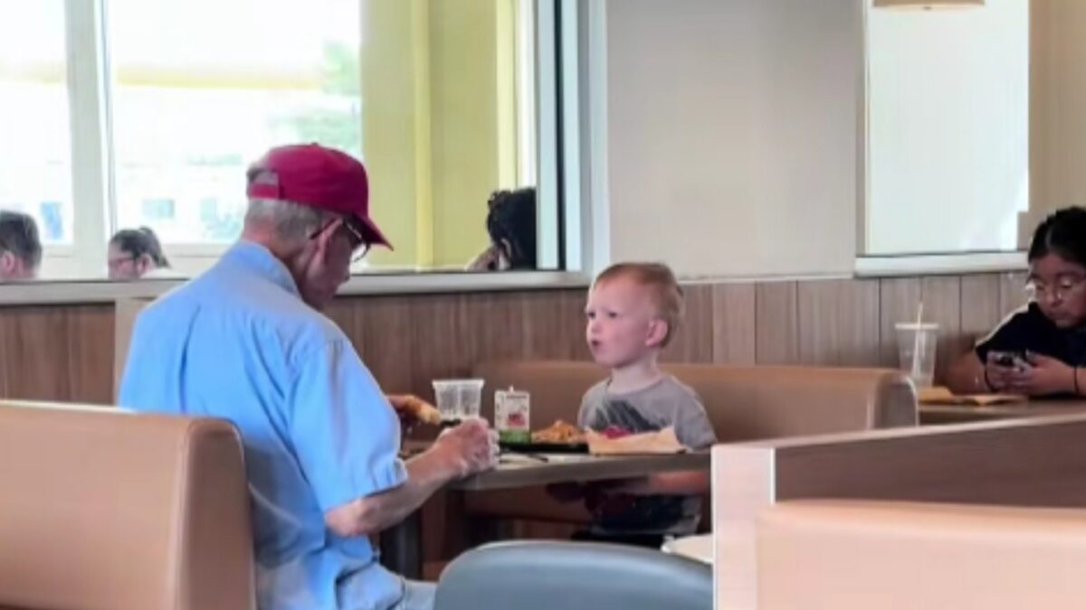 Αγοράκι κάνει παρέα σε ηλικιωμένο που τρώει μόνος του στα McDonald’s