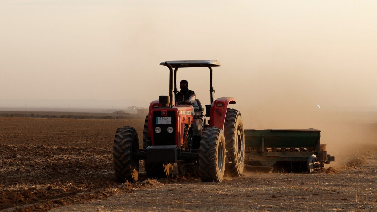 Αγρότης σε τρακτέρ