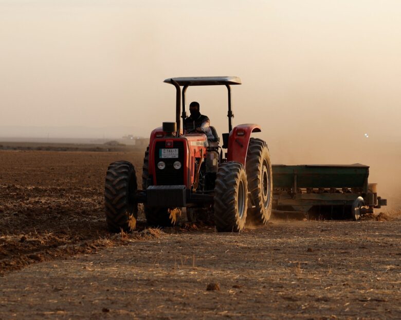Αγρότης σε τρακτέρ
