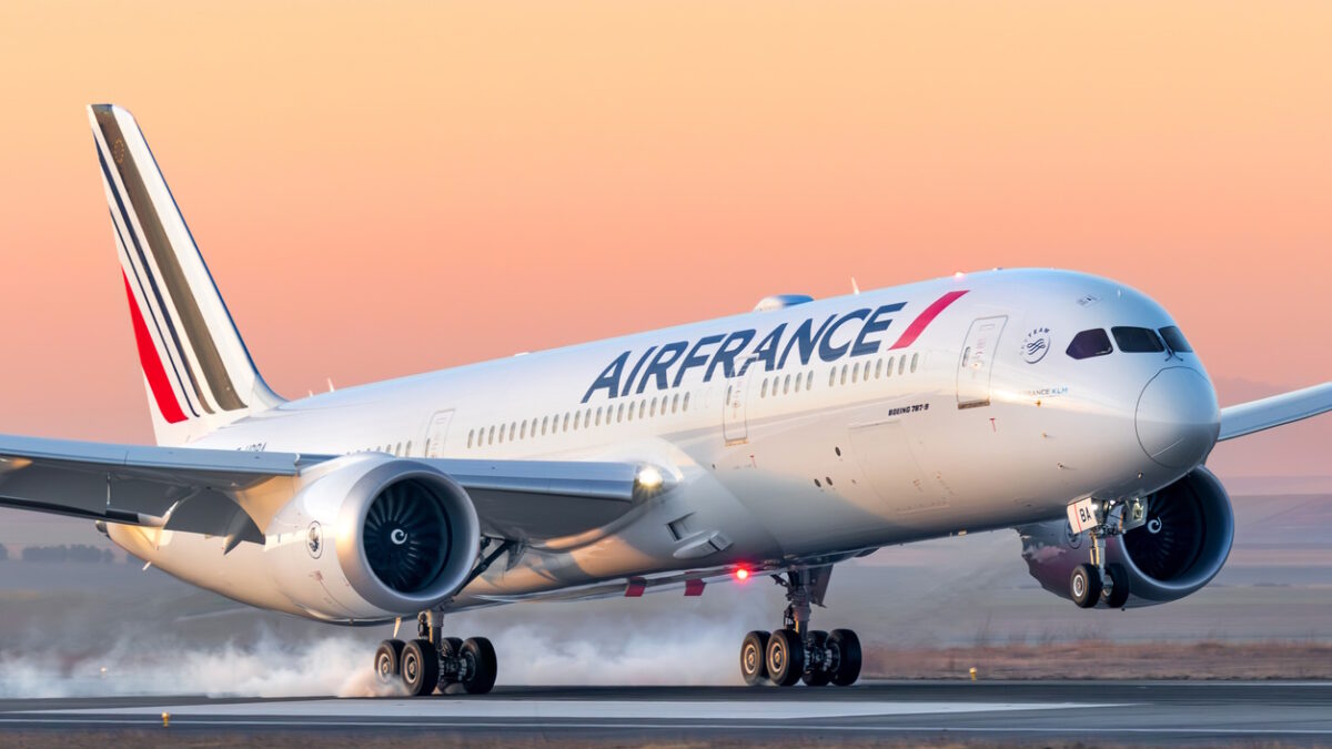 Boeing 787 Dreamliner Air France landing at Chalon Vatry airport for a training flight