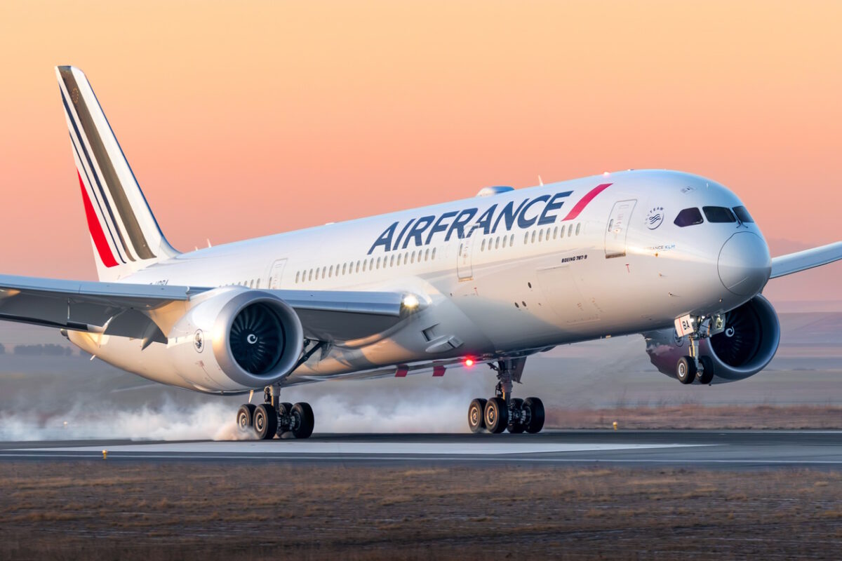 Boeing 787 Dreamliner Air France landing at Chalon Vatry airport for a training flight