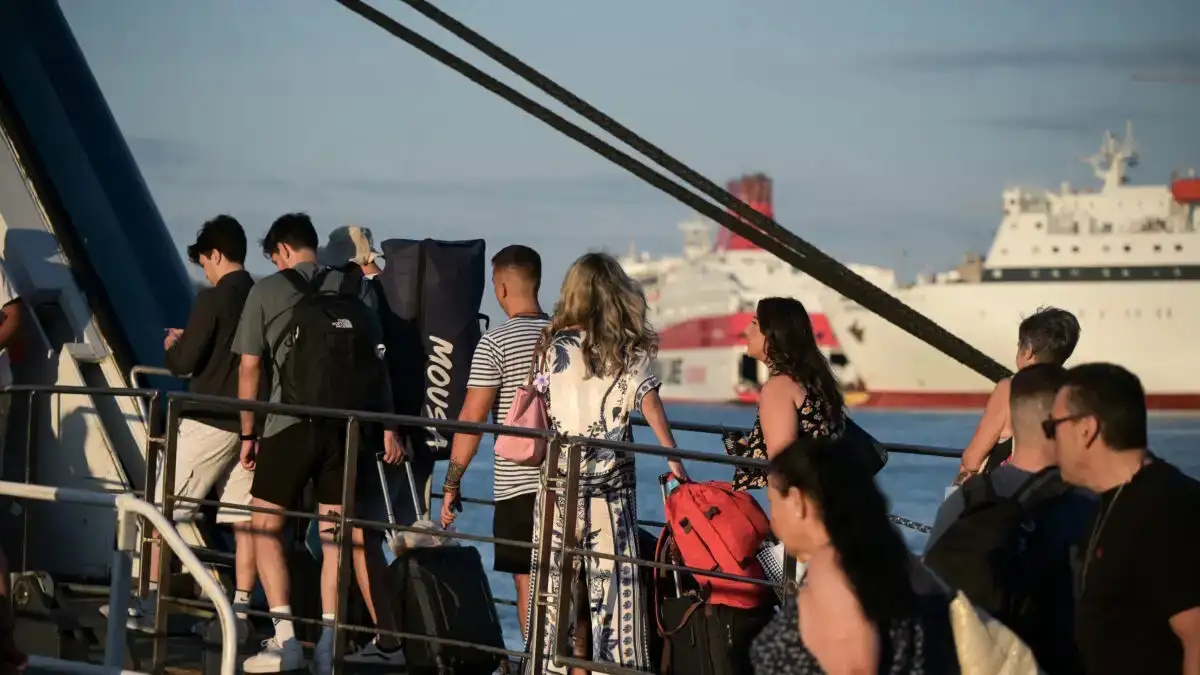 Έξοδος εκδρομέων από το λιμάνι του Πειραιά (Φωτογραφία αρχείου