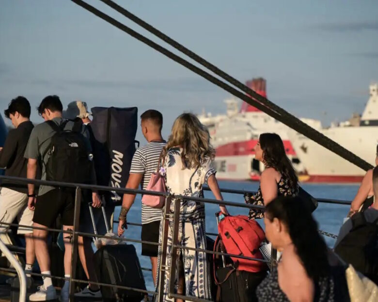 Έξοδος εκδρομέων από το λιμάνι του Πειραιά (Φωτογραφία αρχείου