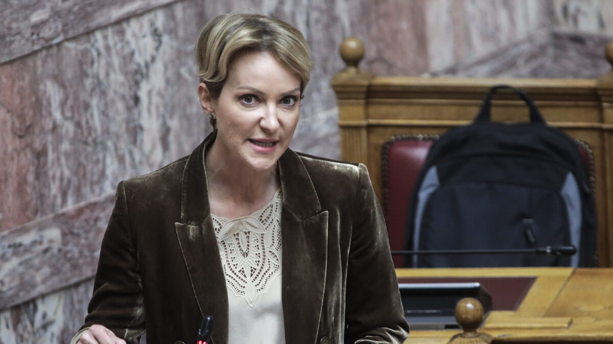 Η εκπρόσωπος Τύπου της Νέας Δημοκρατίας, Αλεξάνδρα Σδούκου, στην Ολομέλεια της Βουλής (Φωτογραφία αρχείου