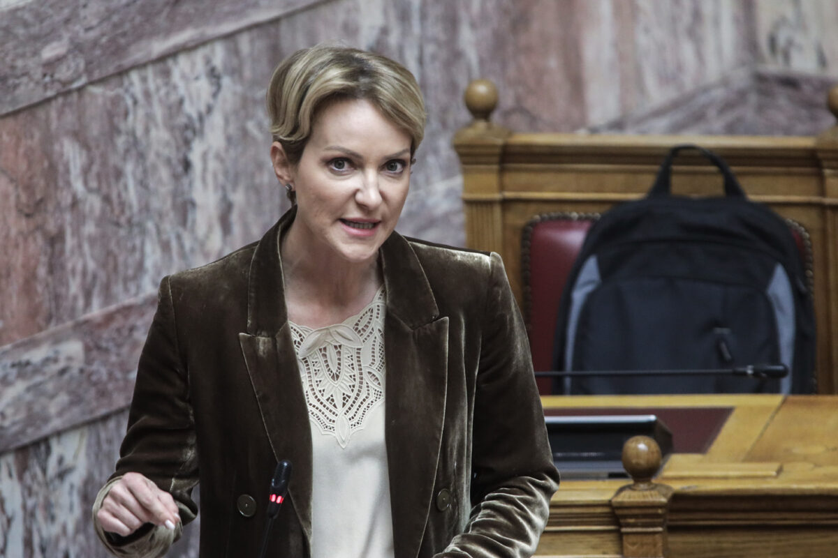 Η εκπρόσωπος Τύπου της Νέας Δημοκρατίας, Αλεξάνδρα Σδούκου, στην Ολομέλεια της Βουλής (Φωτογραφία αρχείου