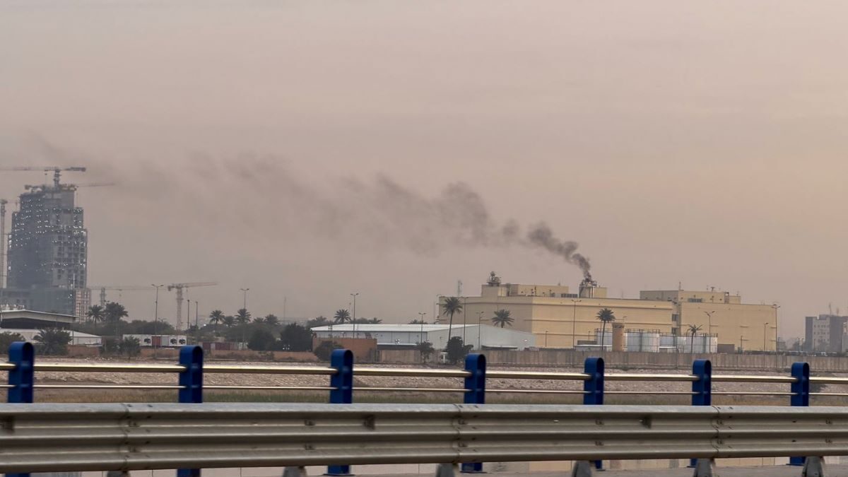Πυκνός καπνός βγαίνει από το κτίριο της αμερικανικής πρεσβείας στη Βαγδάτη