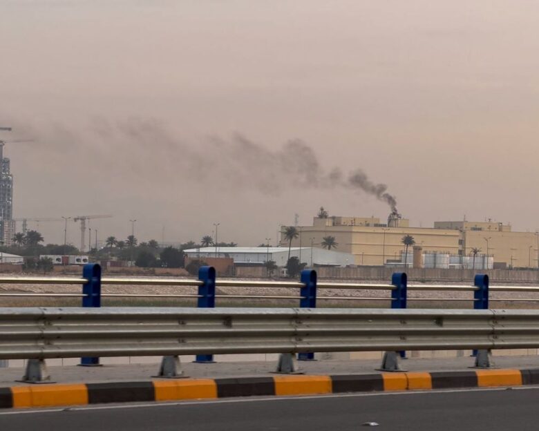 Πυκνός καπνός βγαίνει από το κτίριο της αμερικανικής πρεσβείας στη Βαγδάτη