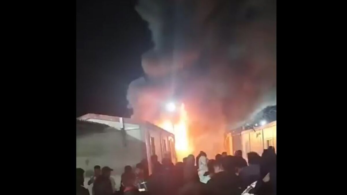 Η φωτιά στο κέντρο κράτησης μεταναστών στην Αμυγδαλέζα