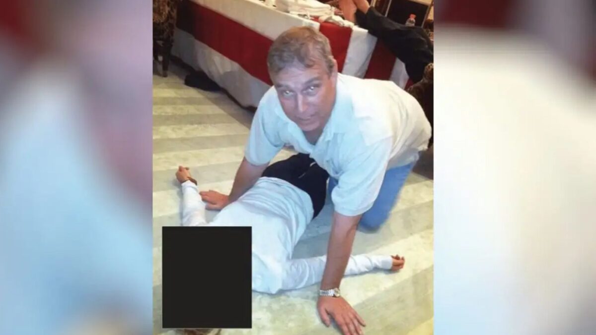 O Άντριου πάνω από γυναίκα που είναι ξαπλωμένη στο πάτωμα