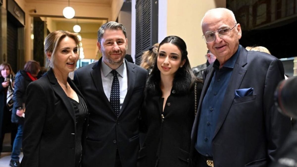 Ο πρόεδρος του ΠΑΣΟΚ, Νίκος Ανδρουλάκης, μετά την παράσταση για τον Αντώνη Καλογιάννη (Πηγή φωτογραφίας: Facebook