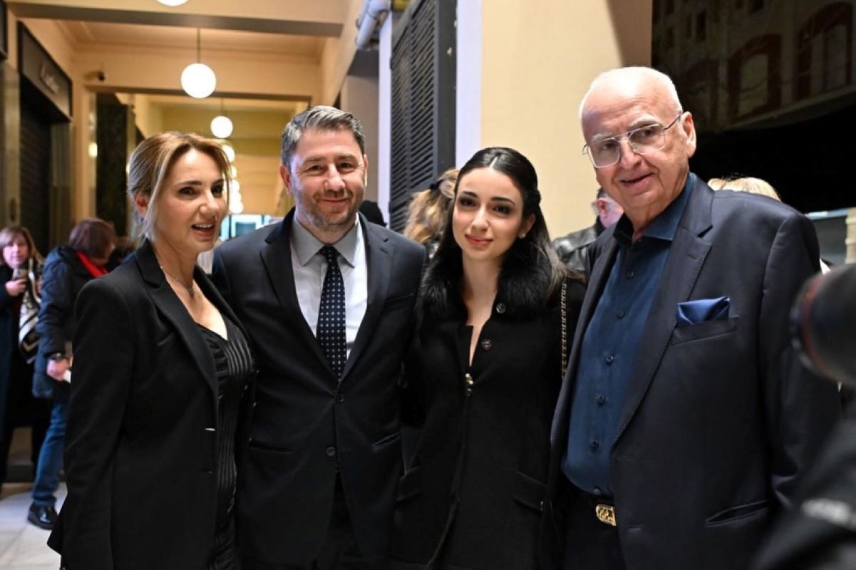 Ο πρόεδρος του ΠΑΣΟΚ, Νίκος Ανδρουλάκης, μετά την παράσταση για τον Αντώνη Καλογιάννη (Πηγή φωτογραφίας: Facebook