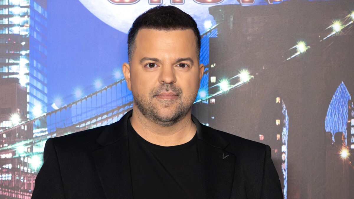 Ο Νίκος Απέργης στο στούντιο της εκπομπής «The 2night Show»