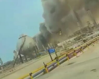 Στις φλόγες οι εγκαταστάσεις της Aramco