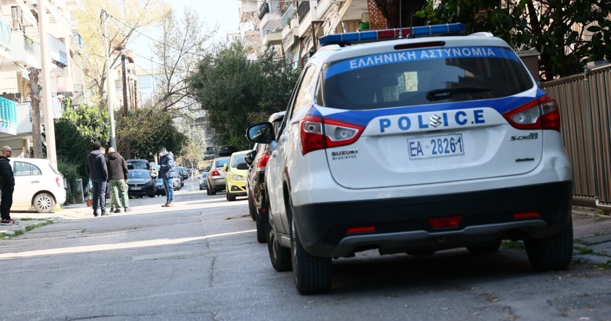 Θεσσαλονίκη: Σκαρφάλωσε στον 2ο όροφο πολυκατοικίας και έκλεψε 500 ευρώ από τη γιαγιά του