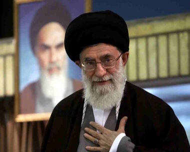 Ο νεκρός, πλέον, ανώτατος θρησκευτικός ηγέτης του Ιράν, αγιατολάχ Αλί Χαμενεΐ