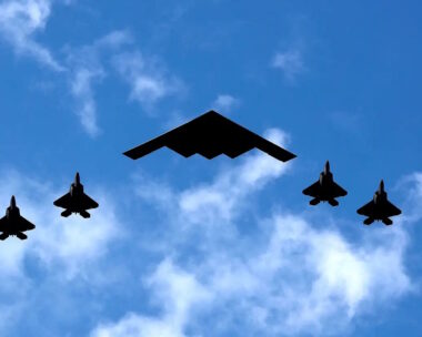 Αμερικανικό stealth βομβαρδιστικό B-2 υπό την συνοδεία stealth μαχητικών αεροσκαφών F-22