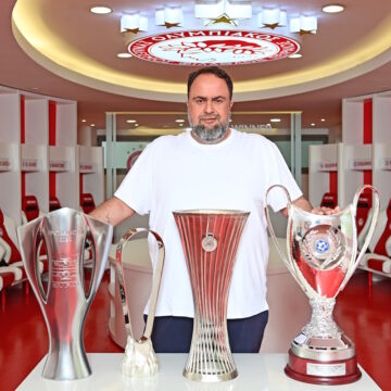 Ο Βαγγέλης Μαρινάκης με τρόπαια του Ολυμπαικού (ΦΩΤΟ Eurokinissi)