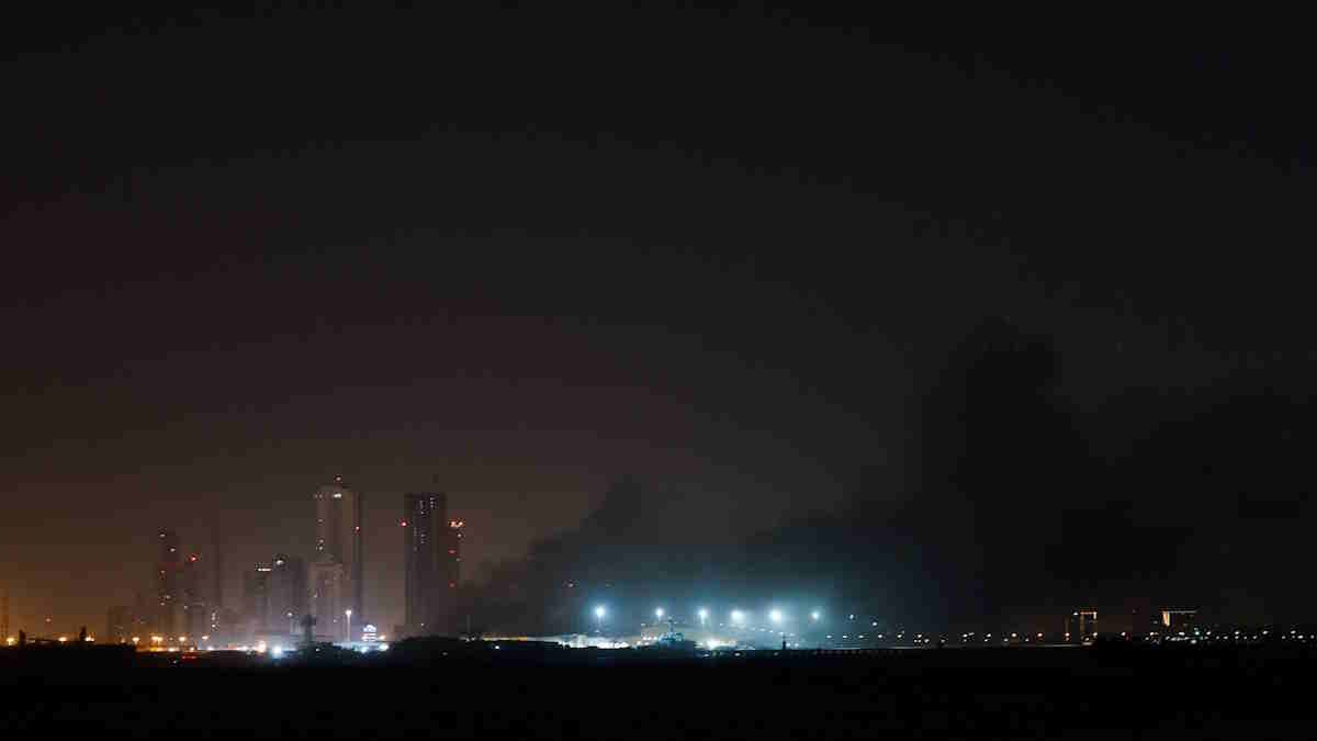 Καπνός υψώνεται από τη βάση του αμερικανικού ναυτικού στο Μπαχρέιν μετά από ιρανική επίθεση