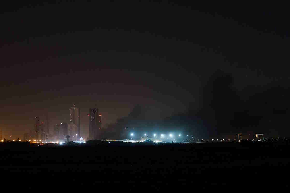 Καπνός υψώνεται από τη βάση του αμερικανικού ναυτικού στο Μπαχρέιν μετά από ιρανική επίθεση