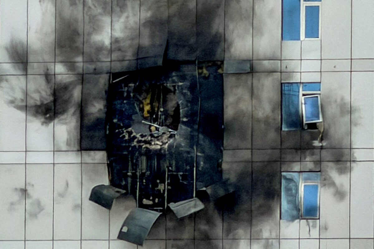 Η τεράστια ζημιά σε κτίριο που δέχθηκε επίθεση από ιρανικό drone στο Μπαχρέιν