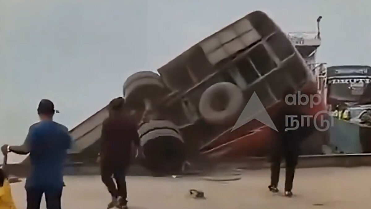 Η στιγμή που το λεωφορείο πέφτει στο Μπαγκλαντές